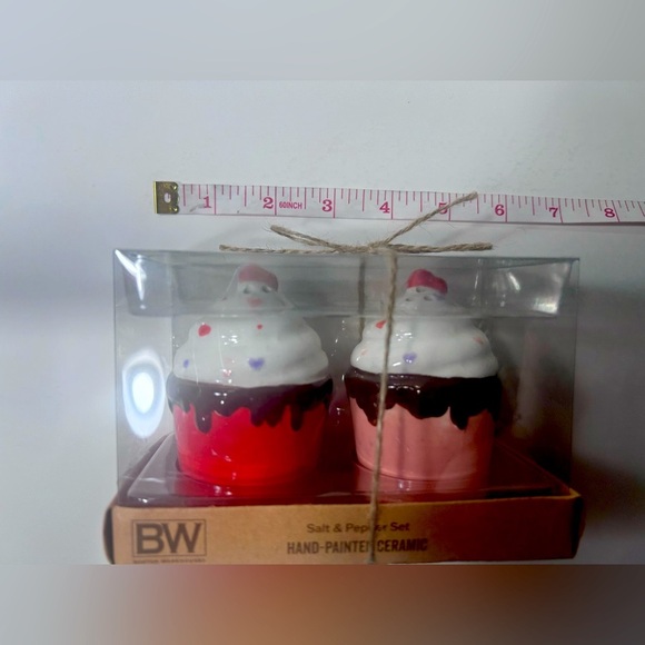 Boston Warehouses - Hand Painted Ceramic Cupcake Salt & Pepper Shakers - BNIB 🧁 - Picture 4 of 8
